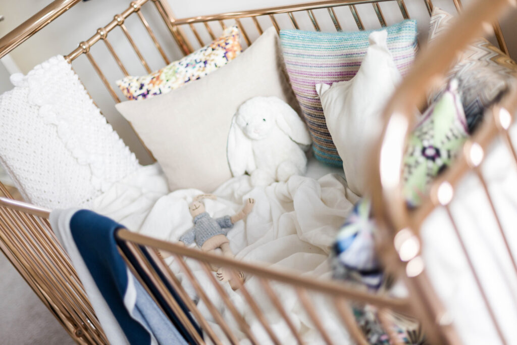 Kuscheltiere und Decken im Babybett